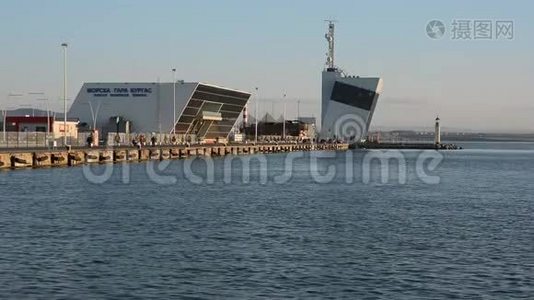 保加利亚布尔加斯海港客运码头和控制塔视频