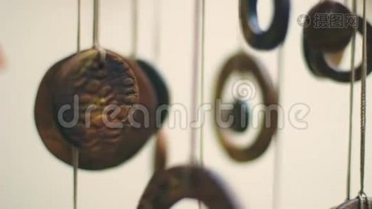 古董中国硬币的特写挂在室内。 风水护身符视频