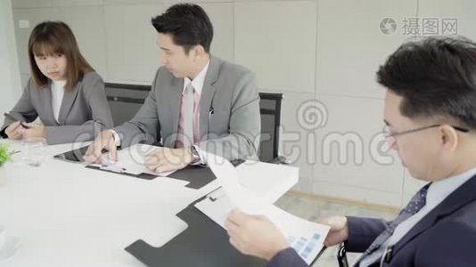 慢动作-商人在工作场所与他的同事会面并签署合同。视频