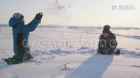 孩子们在冬天的新鲜空气中玩耍，扔雪球。 户外运动视频