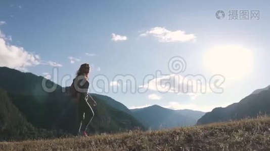 山云背景下的少女旅人.. 一个带背包的游客上坡。视频