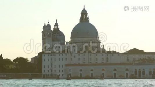 在威尼斯黄昏天际线上的圣玛丽亚·黛拉致敬教堂穹顶，前往意大利视频