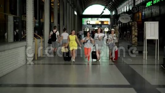 一群年轻女性在机场内奔跑，手里拿着文件、机票和大手提箱。 漂亮的女孩视频