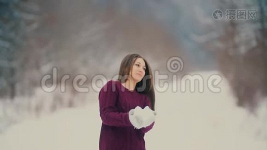 美丽的女孩扔雪视频