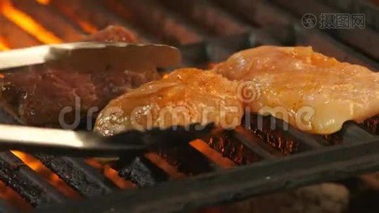 厨师将烤肉放入香料、姜黄、胡椒粉、盐、两片鸡肉片或带有烤痕的火鸡肉中视频