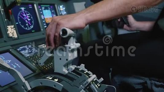 飞机发动机控制推力手柄上的飞行员手。视频