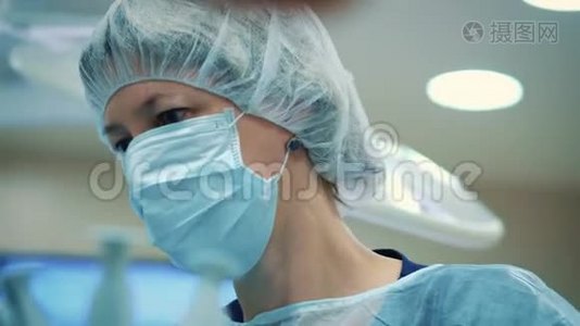 做手术的男性外科医生的特写镜头。 工作中外科医生的肖像。 在重症监护中拯救生命。视频