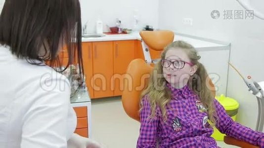牙医检查年轻女子牙齿`特写。视频
