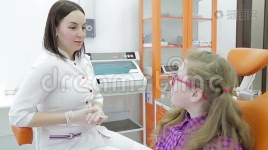 牙医检查年轻女子牙齿`特写。视频