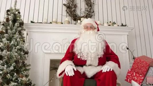 圣诞老人问候孩子们，谈论圣诞节，看着摄像机视频