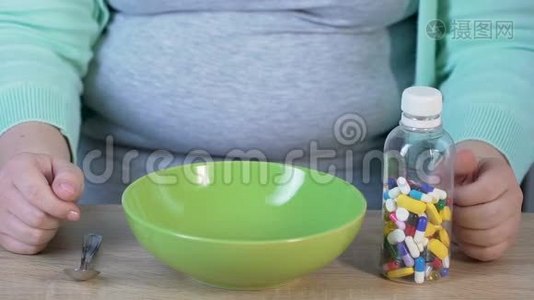 女人拿着药瓶倒进碗里，服药过量视频