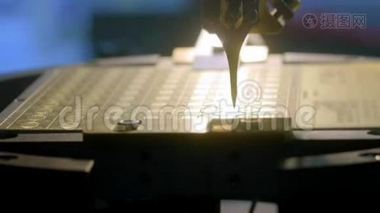 一种特殊的现代机器在板上安装硅微处理器。 机器人机械手将芯片触点焊接视频