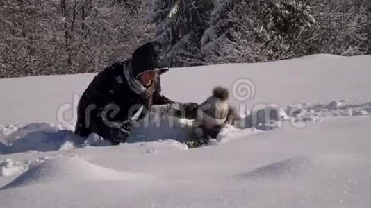 快乐的年轻家庭正在雪地里玩得很开心。 他们扔雪和笑。 他们也快乐地掉进了雪里视频