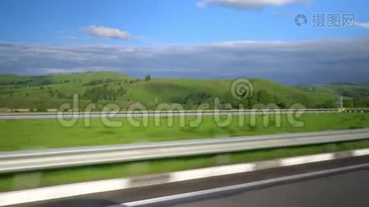 观山间道路.. 远隔高山一场雨.. 相机在动。视频