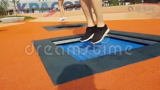 人们双腿跳跃在小蹦床上视频