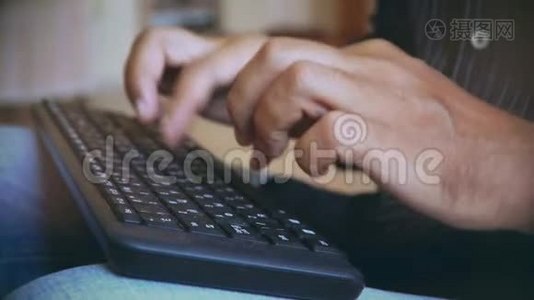 人在键盘上打字.. 一个年轻人的手紧紧地视频