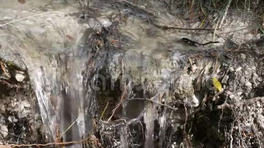 肆虐洪水河道自然险情.. 春天的雪融化增加了流入河流和湖泊的水流视频