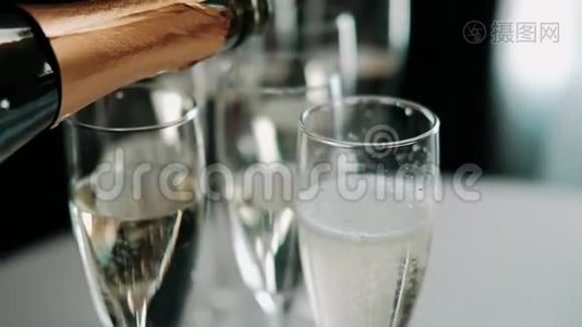 服务员在婚礼上用酒杯倒香槟。 关门视频