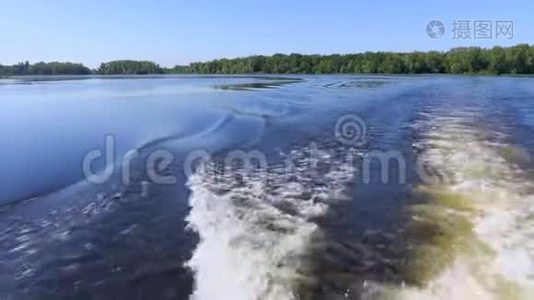 船尾的录像。 浪，在水面上醒来.. 夏天的河流或湖泊。 蓝天视频