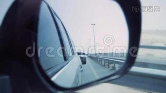 现代汽车上的侧后视镜。 库存。 从车窗到镜子的视野。 乘车旅行的概念视频