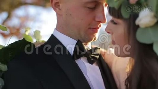 新婚夫妇在户外摸鼻子的特写照片。 一对相爱的新婚夫妇闭着眼睛视频