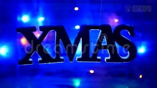 圣诞铭文XMAS自由悬挂在空中，木制背景，新年灯，新年假期，新的视频
