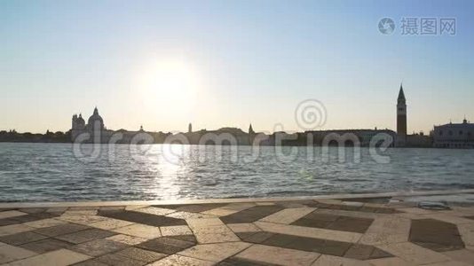 从码头看威尼斯美景，迷人的日落，建筑和旅游视频