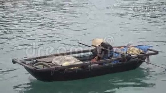 一艘木船上的女渔夫视频