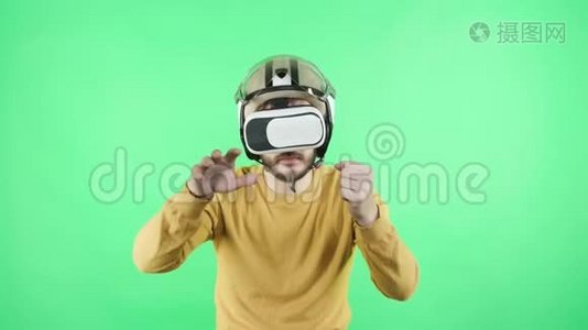 玩虚拟现实耳机和头盔的人视频