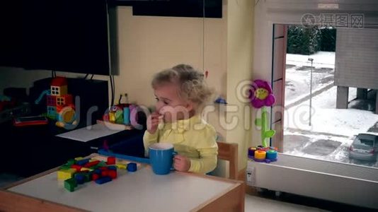 幼儿在家喝带百吉饼的茶视频