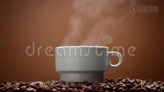 用热饮蒸出的白杯咖啡豆视频