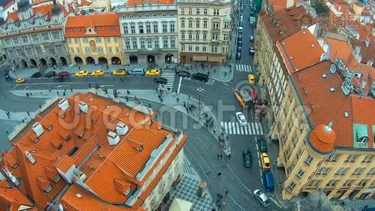 时间流逝，静态的欧洲城市-布拉格，许多人穿越马路。视频
