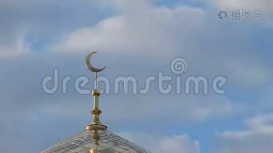 时光流逝。 伊斯兰清真寺尖塔上的金色月牙，背景是天蓝色的白云视频