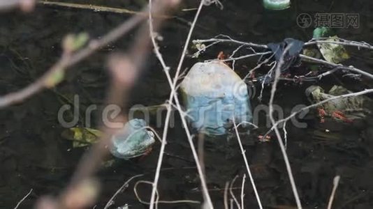 五颜六色的塑料瓶饮料漂浮在水中，堵塞了环境。 循环利用问题的概念视频