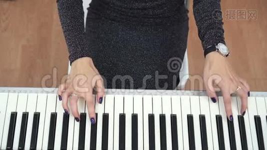 女钢琴家手弹钢琴顶视图视频