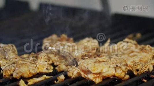 把烤在烤架上的鸡胸肉用火烤起来视频