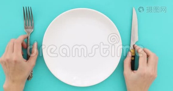 女性手拿餐具和空盘子视频