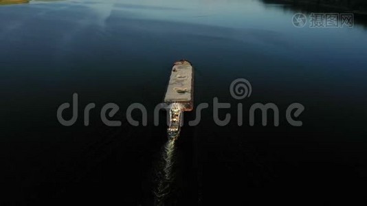 中欧夏季中河带干货驳船的空中视频河流推船视频