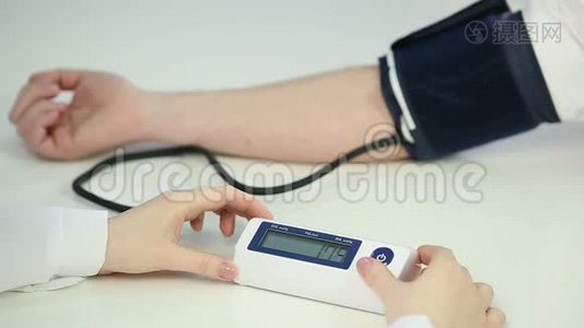 女医生使用传感器检查病人血压，健康监测视频