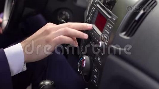 特写男性手打开汽车收音机。视频