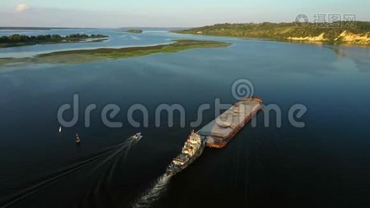 中欧夏季中河带干货驳船的空中视频河流推船视频