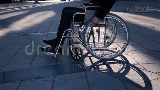 坐着轮椅的商人笑着转过身来对着镜头视频