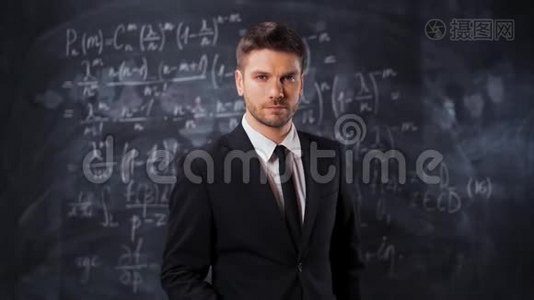 科学家站在数学方程式附近的肖像。视频