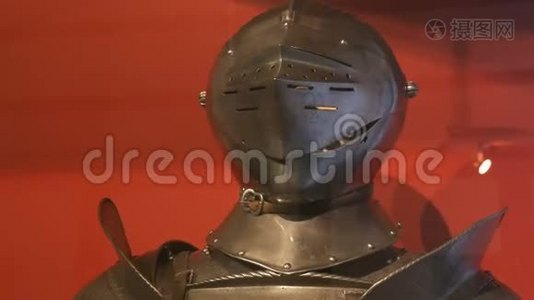 中世纪的铁甲骑士在博物馆展示近景。视频