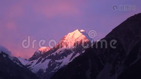 新西兰日落时雪山峰和山脊的阳光全景。视频