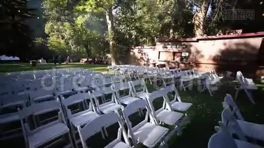 绿色公园自然婚礼。 婚礼装饰视频