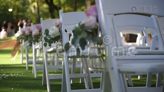 绿色公园自然婚礼。 婚礼装饰视频