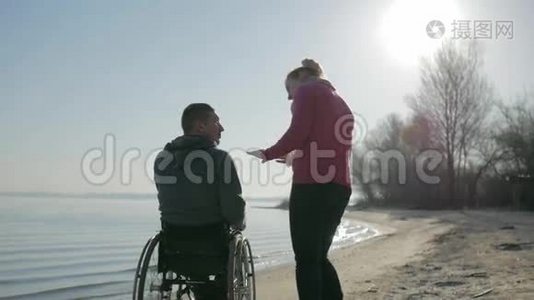 残疾人和女孩举手投足，残疾人给予视频