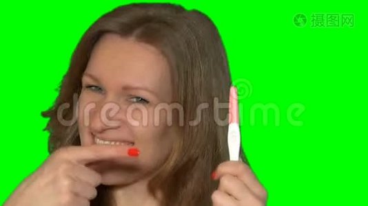 女人脸上露出积极的孕检，竖起大拇指视频