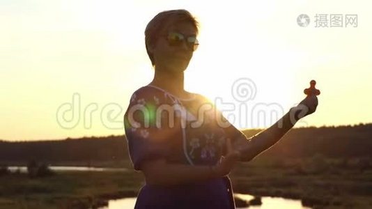 太阳眼镜的女人在日落时旋转视频
